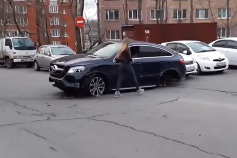 Γυναίκα με Mercedes GLΕ Coupe σκόρπισε πανικό (+video