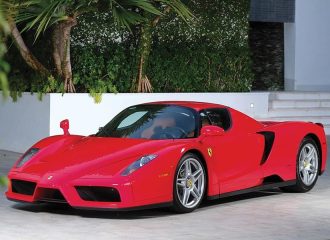Διάσημος σχεδιαστής μόδας πουλάει την Ferrari Enzo του