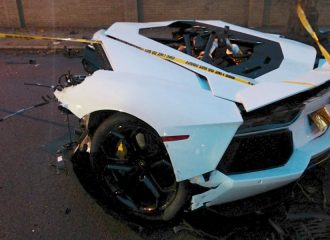 Lamborghini Aventador κόπηκε στα δύο σε πρόσκρουση σε δέντρο