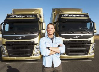 Ο Van Damme «χωρίζει» δύο φορτηγά Volvo