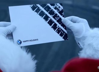 Πως ο Άγιος Βασίλης φτιάχνει κάρτες με τη BMW M6! (video)