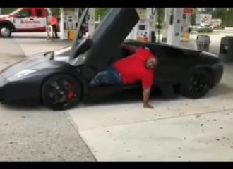 Εγκλωβισμένος στη Lamborghini του (+video)