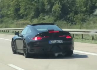 «Στα πράσα» και με σηκωμένο spoiler η νέα Porsche 911 (+video)