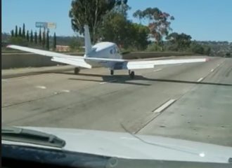 Αεροπλάνο προσγειώθηκε σε αυτοκινητόδρομο (+video)