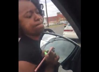 Γυναίκα ξηλώνει τον καθρέφτη αυτοκινήτου άλλης γυναίκας (+video)