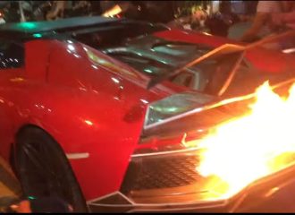 Lambo Aventador «φτύνει» φλόγες. Kαι τυλίγεται σε αυτές (+video)
