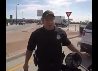 Κόρναρε σε φανάρι και του προέκυψε αστυνομικός! (+video)