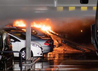 300 αυτοκίνητα κάηκαν σε parking αεροδρομίου