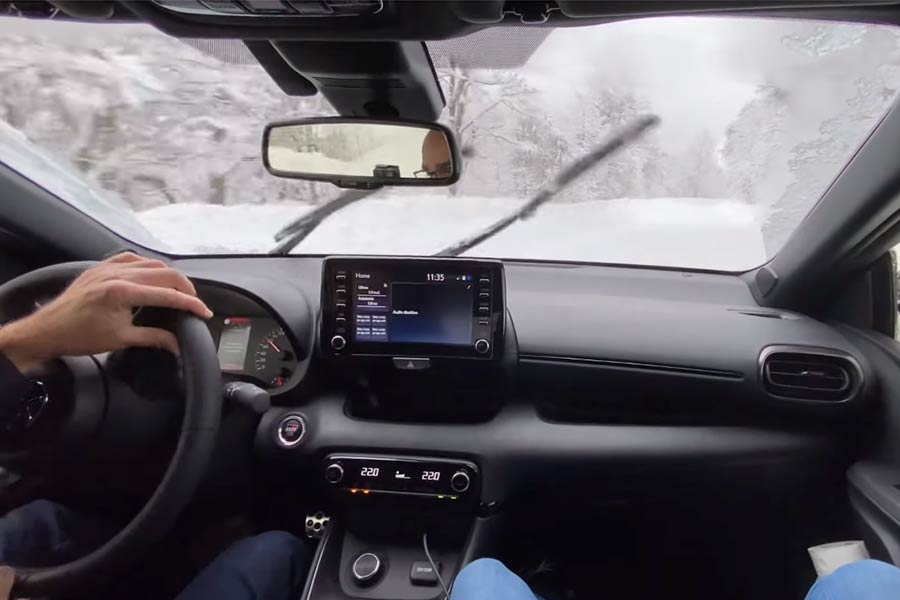Toyota GR Yaris με το πλάι στο χιόνι (+ βίντεο)