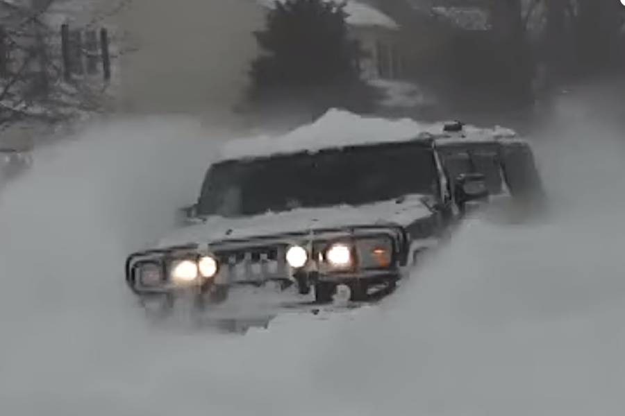 Hummer H2 καλύτερο από το snowplow (+ βίντεο)