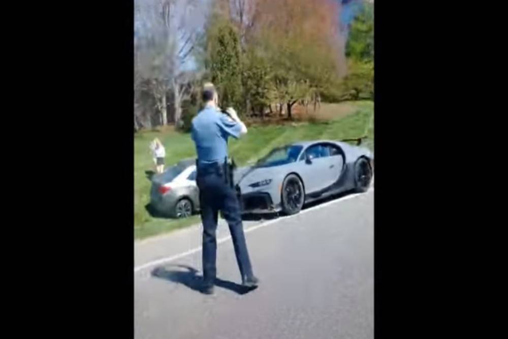 Bugatti Chiron τράκαρε με Toyota Corolla (+video)