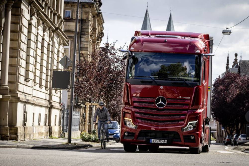 Τα φορτηγά της Mercedes προστατεύουν τα δίκυκλα