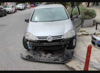 VW Golf «τα ‘σπασε» με μπάρα στάθμευσης