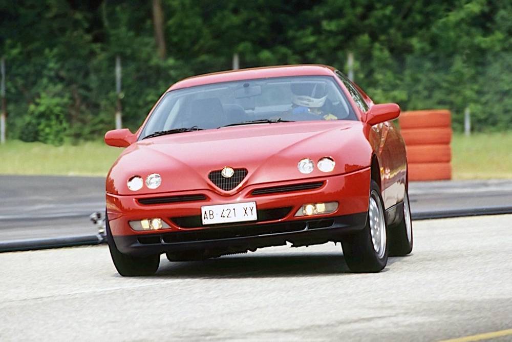 Τι έκρυβε το καπό των Alfa Romeo GTV και Spider;