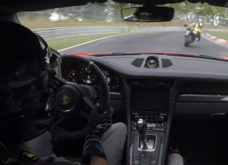 Porsche 911 GT3 vs Kawasaki ZX-10R στο ‘Ring (+video)