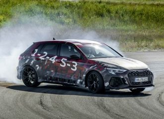 Νέο Audi RS 3 με 400 άλογα και ρεκόρ τελικής