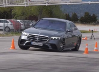 «Κυρία» η Mercedes S-Class στον τάρανδο (+video)