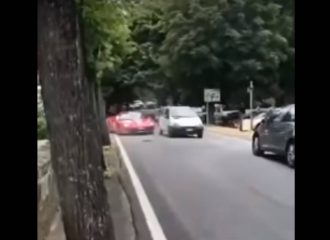 Renault Twingo «σήκωσε» Ferrari 488 Pista (+video)