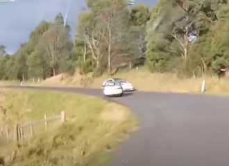Παραλίγο «μπαμ» Toyota Camry με Tesla (+video)