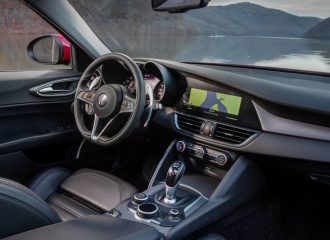 Alfa Romeo: «Όσο λιγότερες οθόνες γίνεται στο μέλλον»