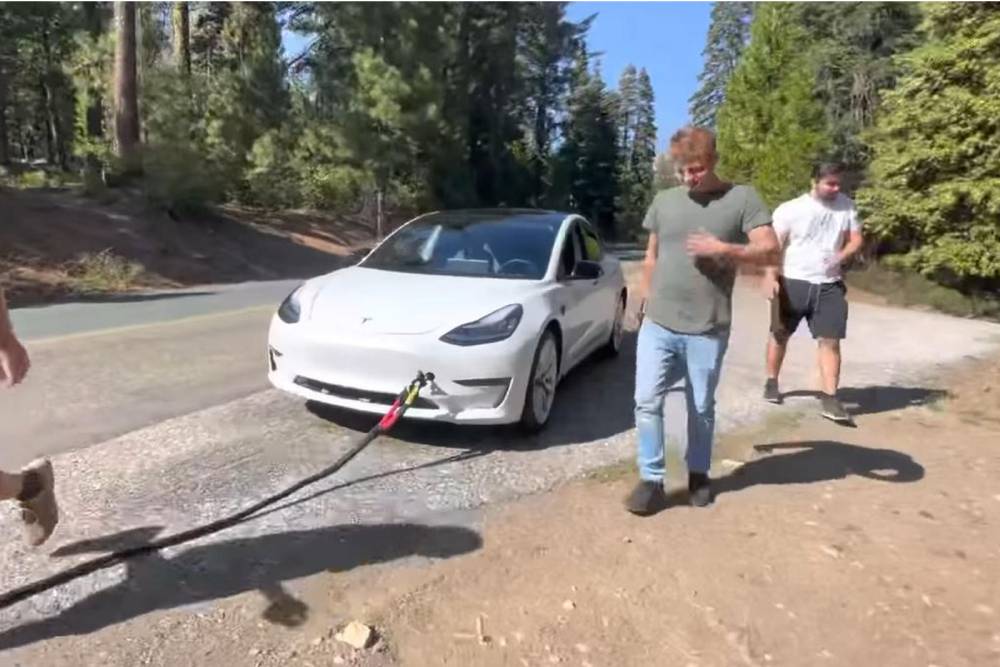 Tesla φορτίζει την μπαταρία με ρυμούλκηση (+video)