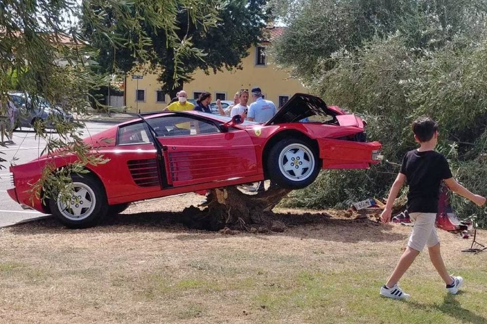 70χρονος «άδειασε» Ferrari Testarossa για ένα βίντεο