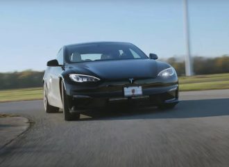 Tesla έμεινε από φρένα και τιμόνι στην πίστα (+video)