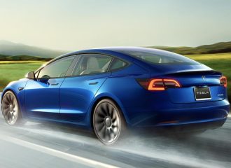Η Tesla ανακαλεί σχεδόν μισό εκατομμύριο αυτοκίνητα!