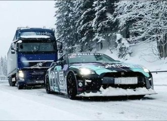 Nissan GT-R 1.000HP τραβάει νταλίκα στο χιόνι (+video)