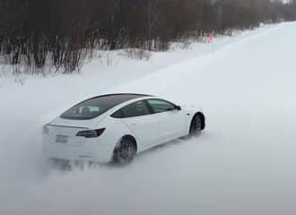 Πόσο καλύτερη είναι η τετρακίνηση στο χιόνι; (+video)