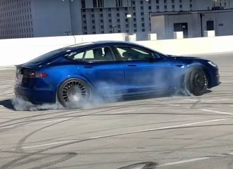 Αστραπιαίες τελικές με το Tesla Model S Plaid (+video)