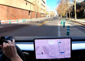 Αυτόνομο Tesla πέφτει πάνω σε κολωνάκι! (+video)