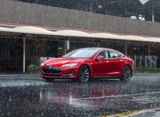 Tesla Model S βραχυκύκλωσε από τη βροχή!