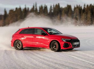 Το Audi RS 3 χορεύει στα χιόνια