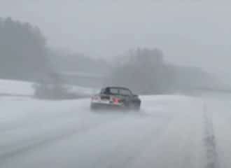 «Ξεσκούφωτο» Mazda MX-5 εν μέσω χιονοθύελλας!