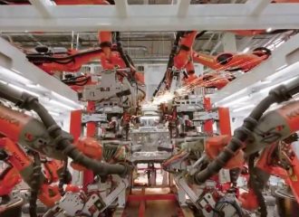 Απίστευτη ξενάγηση στο Gigafactory της Tesla (+video)