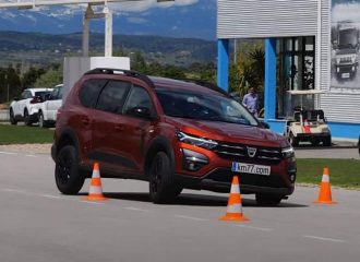 «Μούτρωσε» το Dacia Jogger στον τάρανδο (+video)