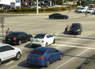 Πολίτες έσωσαν από ατύχημα λιπόθυμη οδηγό (+video)