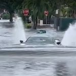 Chevrolet Corvette C8 πλημμυρισμένος δρόμος
