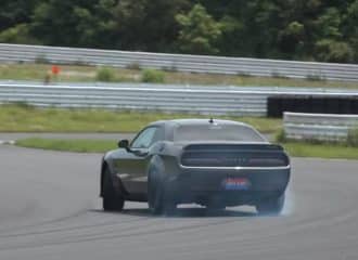 Ο «Drift King» ιδρώνει με το Challenger Hellcat (+video)