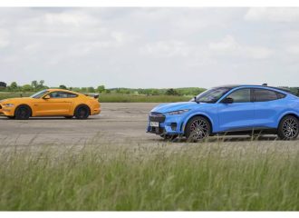 Η ηλεκτρική ή η V8 Mustang είναι ταχύτερη; (+video)