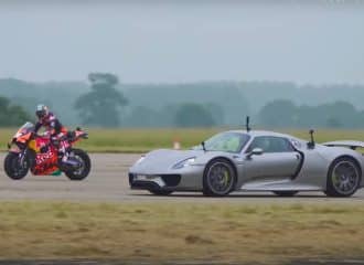 Η Porsche 918 Spyder τολμά να τα βάλει με MotoGP (+video)