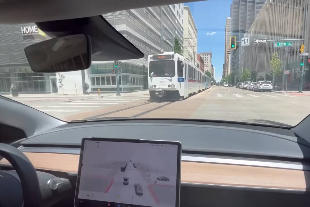 Tesla με Autopilot έστριψε πάνω σε τραμ! (+video)