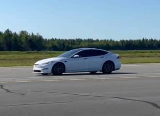 Tesla Model S Plaid άνετα στα 350 χλμ./ώρα (+video)
