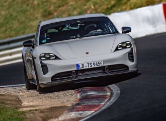 Η Porsche τσάκισε το ρεκόρ της Tesla στο ‘Ring (+video)