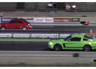 VW Beetle «ξυρίζει» Mustang και Corvette (+video)