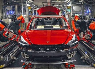 Η Tesla «πετσόκοψε» το κόστος παραγωγής