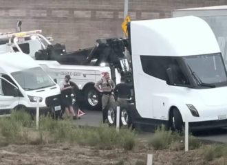 «Έμεινε» το φορτηγό της Tesla (+video)