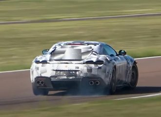 Μυστηριώδης Ferrari V12 καίει λάστιχο (+video)