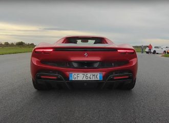 Plug-in «γάζωμα» με Ferrari 296 GTB (+video)